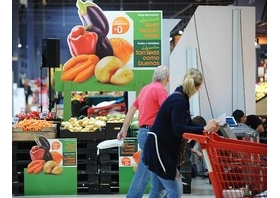 La cadena de distribución EROSKI ha impulsado recientemente una campaña de sensibilización social ante el desperdicio alimentario y de promoción del consumo responsable. Durante todo el mes de noviembre, EROSKI comercializará frutas y hortalizas “feas”, que no corresponden a los estándares de apariencia establecidos pero que cuentan con la misma calidad en sabor y propiedades nutricionales. Para subrayar este mensaje, EROSKI tachará la palabra “feas” en su slogan para recalcar que no por diferentes son peores. La campaña se desarrollará en establecimientos de EROSKI de todas las regiones de España, salvo Canarias y Baleares.